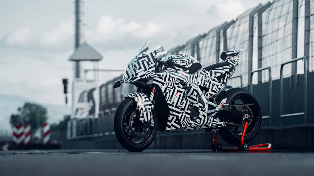 593012_my25_ktm-990-rc-r_prototype_static_pitlane_static_static.jpg