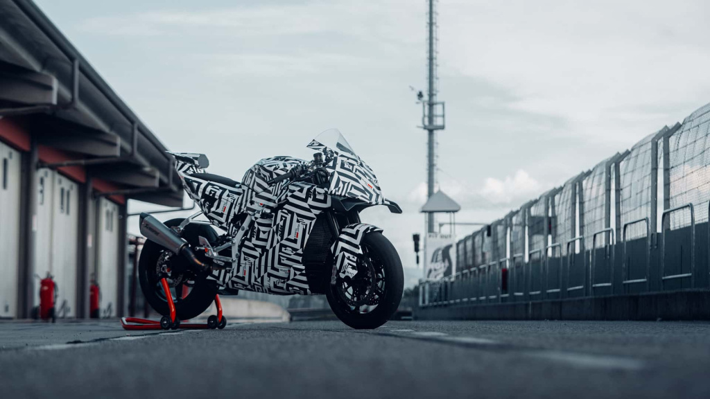 593007_my25_ktm-990-rc-r_prototype_static_pitlane_static_static.jpg