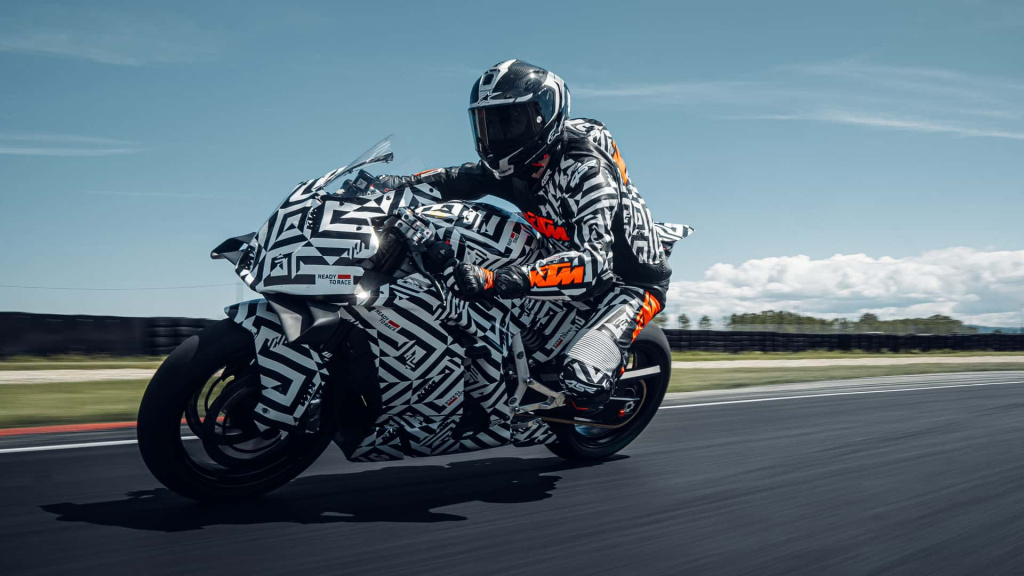 593021_my25_ktm-990-rc-r_prototype_action_action_action.jpg